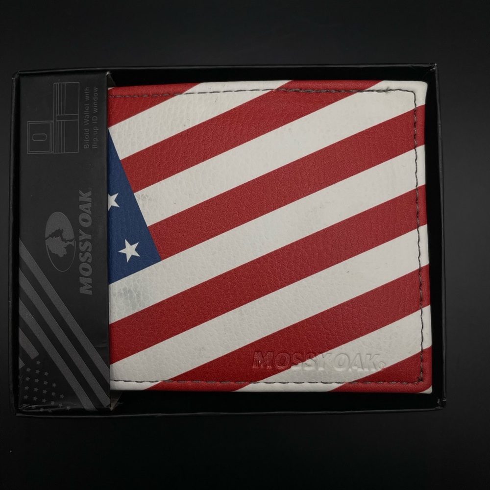 Mossy Oak Men's American Flag Wallet - Red, White, and Blue